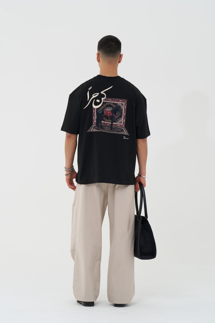 Kün Hurran Atlı Halı Oversize T-Shirt (Siyah) — arka