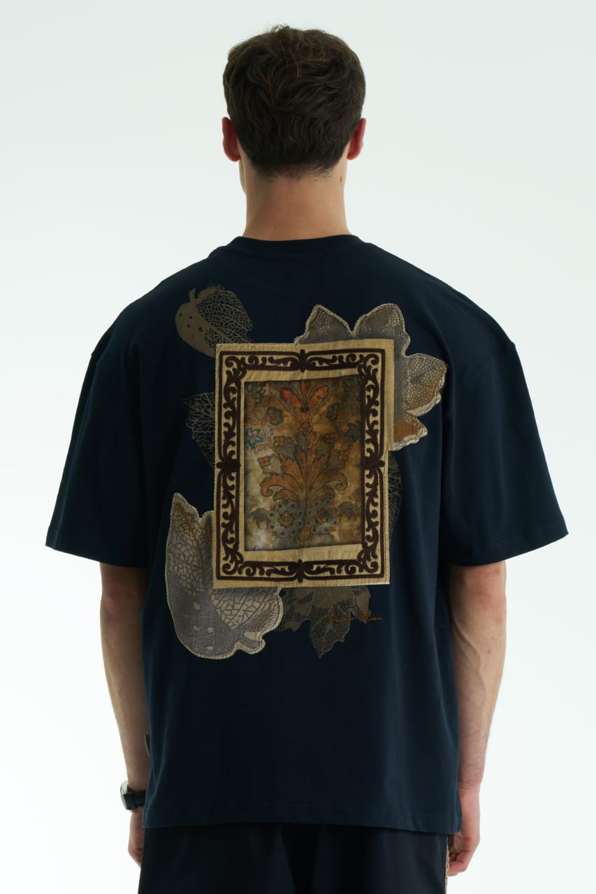 Baroque Çerçeve Çiçek Nakış Oversize T-Shirt (Lacivert) — arka