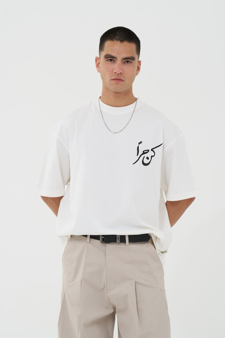 Kün Hurran Atlı Halı Oversize T-Shirt (Beyaz)