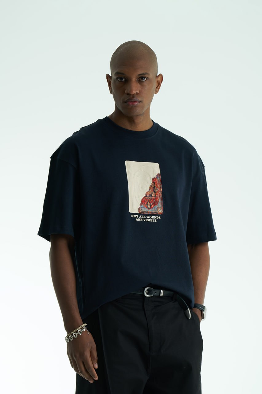 Not All Wounds Are Visible Halı Nakış Oversize T-Shirt (Lacivert)