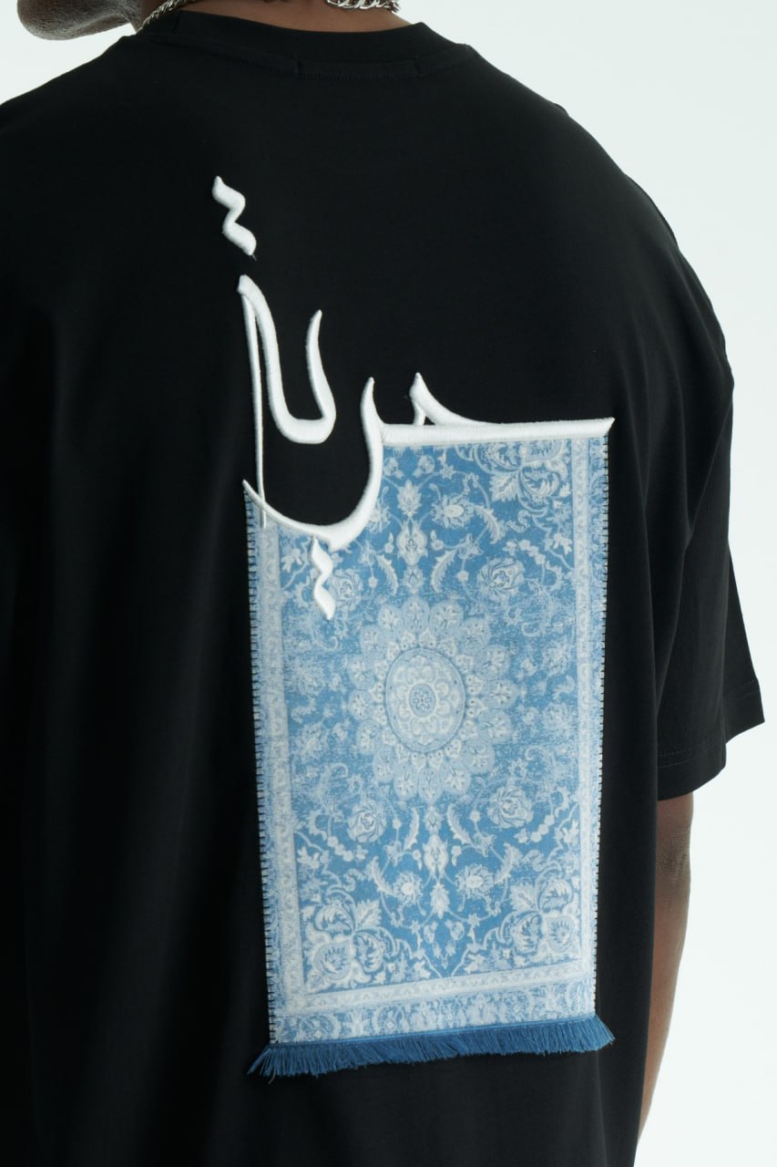 Hürriyet Kaligrafi Mavi Halı Oversize T-Shirt (Siyah) — arka