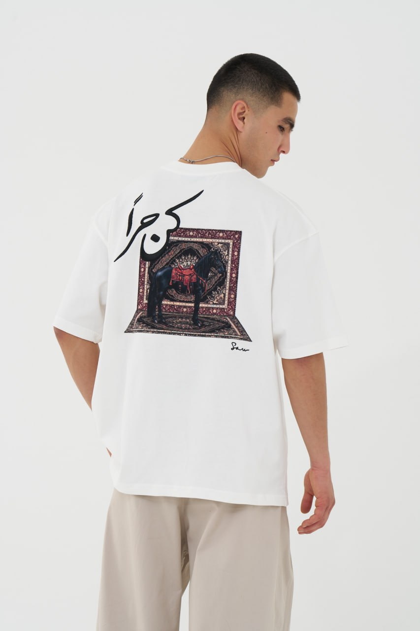 Kün Hurran Atlı Halı Oversize T-Shirt (Beyaz) — arka